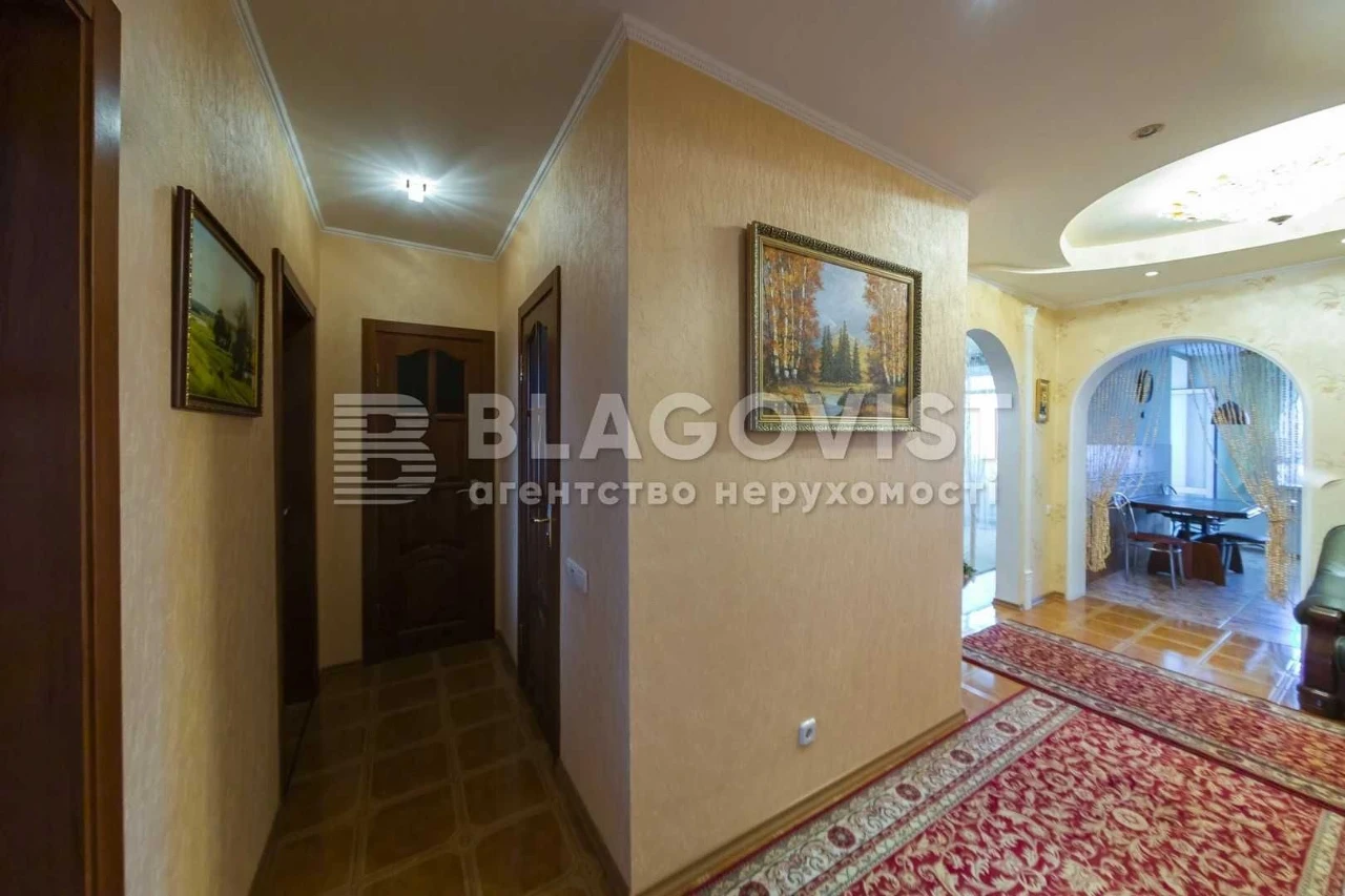 Продаж 3-к квартири вул. Верховинця Василя,10  М.Святошино