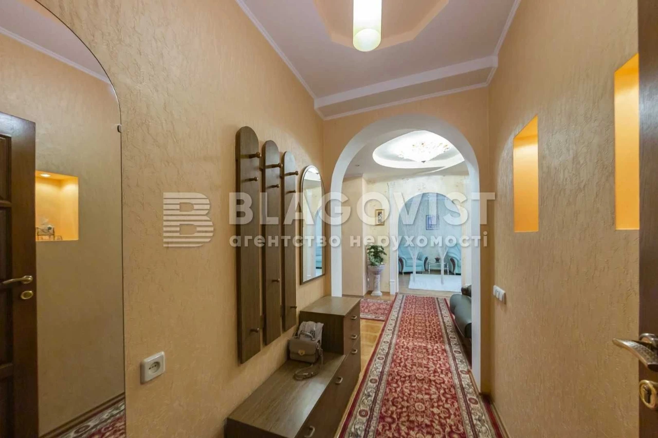 Продаж 3-к квартири вул. Верховинця Василя,10  М.Святошино