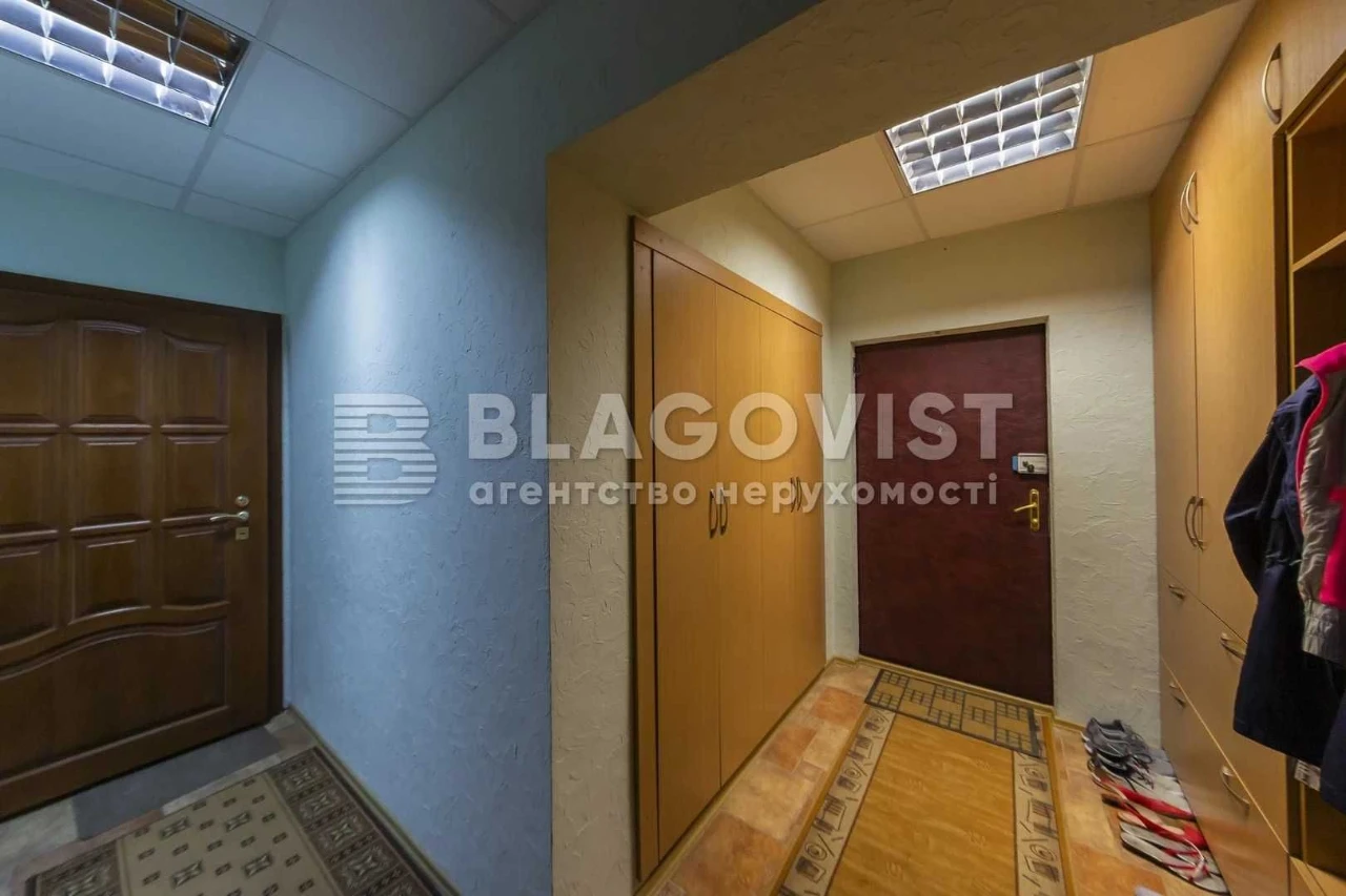 Продаж 3-к квартири вул. Верховинця Василя,10  М.Святошино