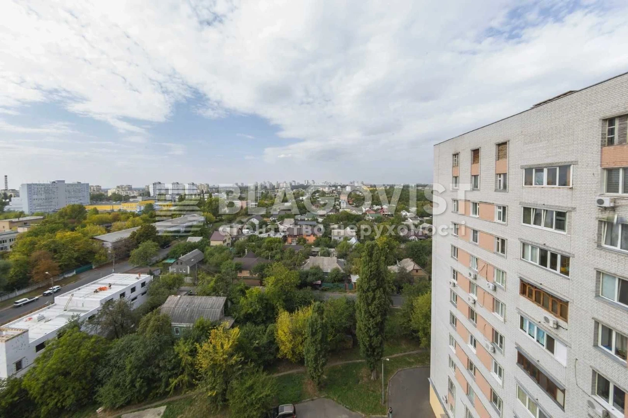 Продаж 3-к квартири вул. Верховинця Василя,10  М.Святошино