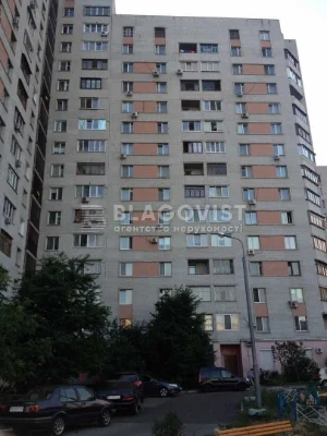 Продаж 3-к квартири вул. Верховинця Василя,10  М.Святошино