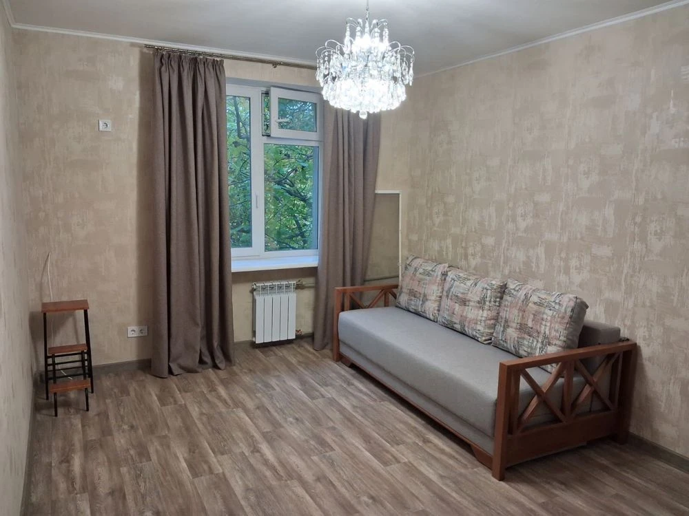 Продається двокімнатна квартира з великою лоджією