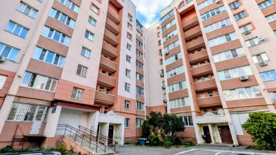 Продається 2-кімнатна квартира в цегляному будинку на масиві Незалежності