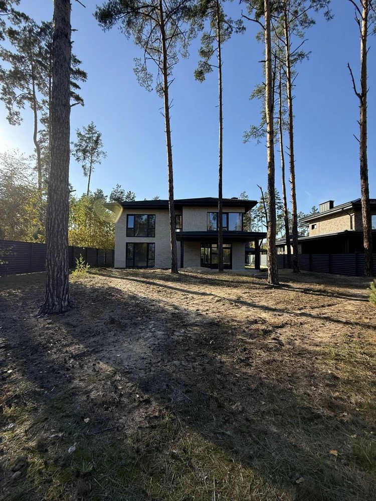 Будинок у Лісовій Бучі, з чистовим оздобленням, серед сосен,