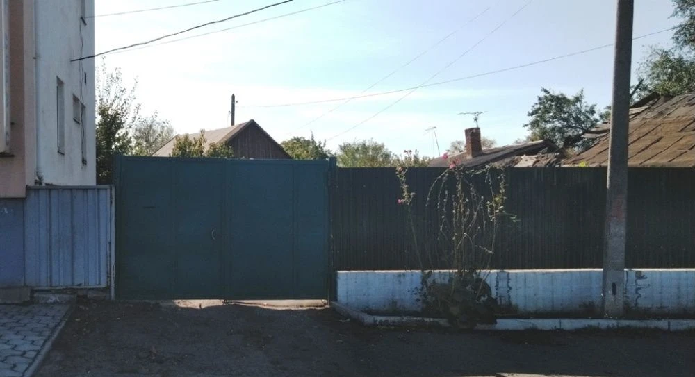 Продам земельну ділінку з будинком,  госп. будівлями, червон