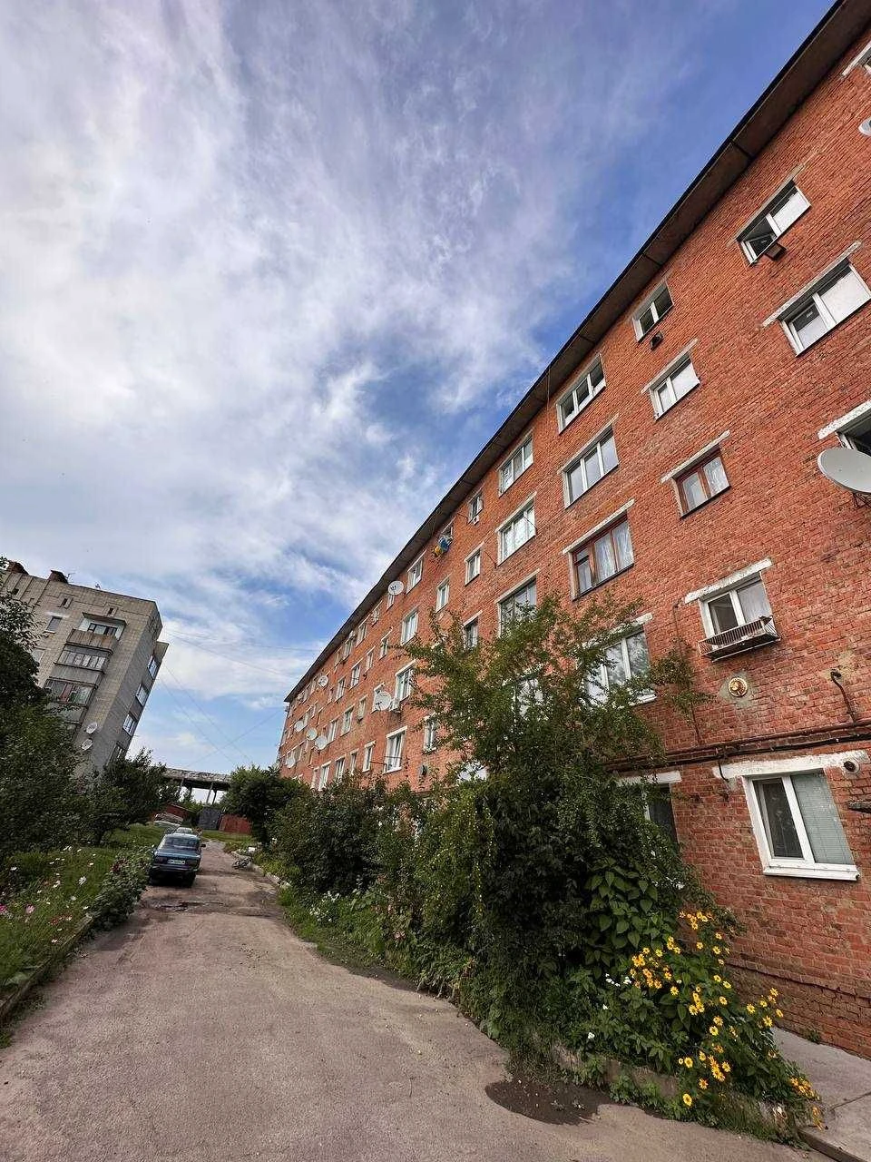 Продаж однокімнатної квартири з автономним опаленням неподалік від міста