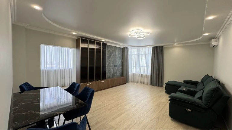 For sale 3-room apartment on Lobanovsky Valeriy Ave. 4-V Solomyansk