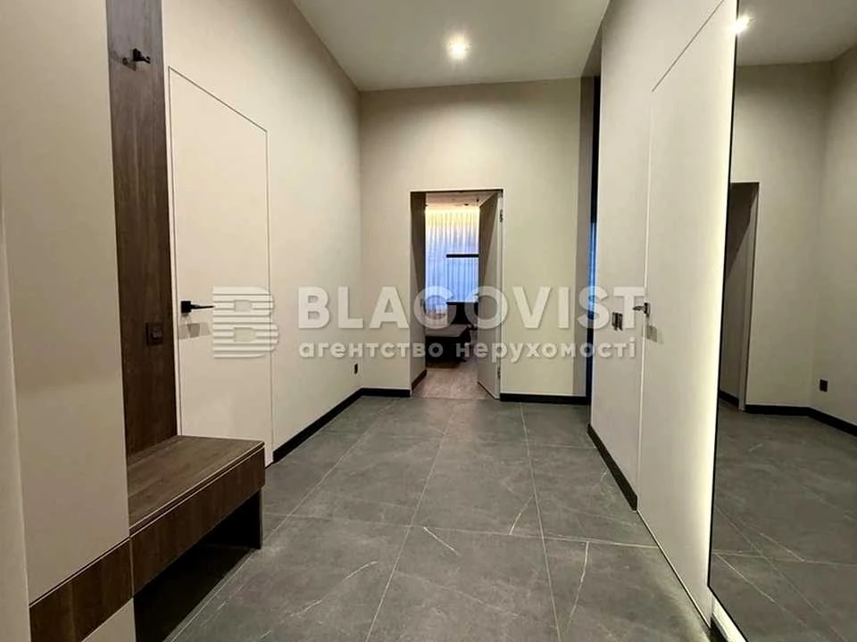 Apartment. Predslavynska st.