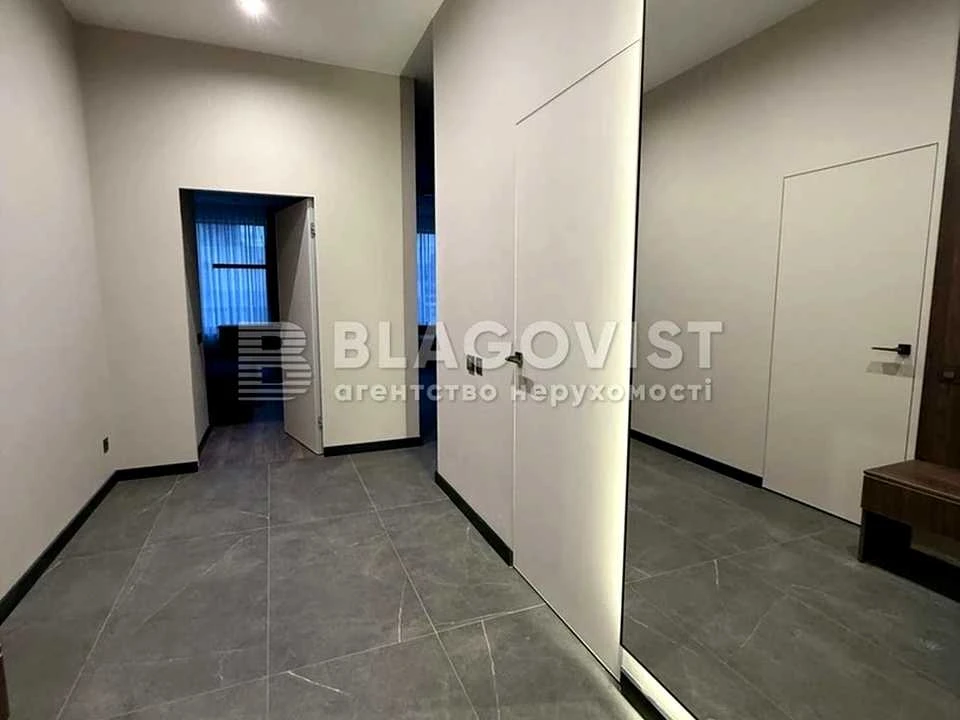 Apartment. Predslavynska st.
