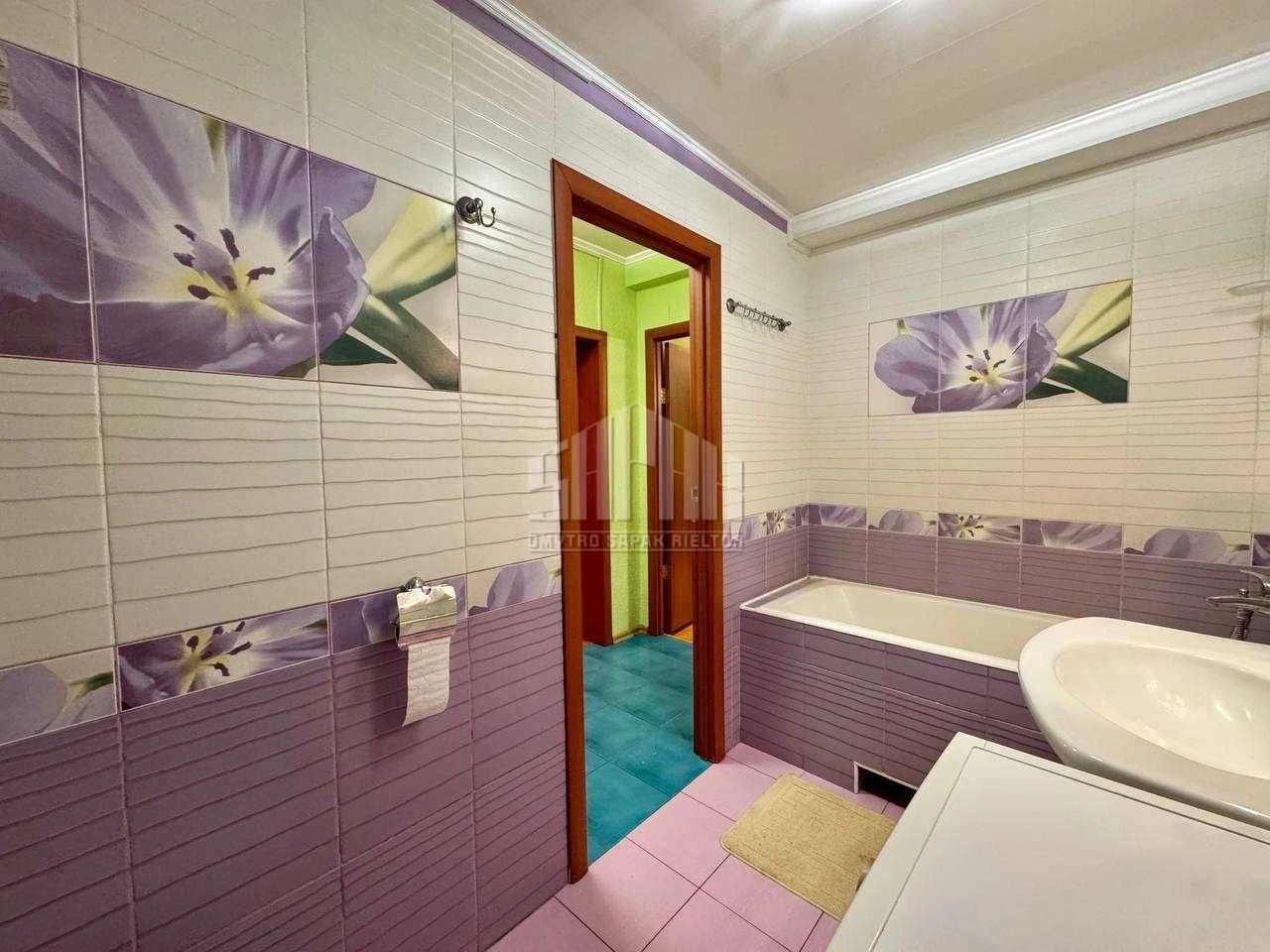 Sale of a cozy 3-room apartment (67 sq m) in the center of Kyiv, St.