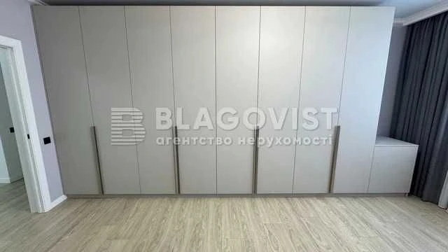 Соломенская площадь - пр Лобановского 4в  трех комн квартира