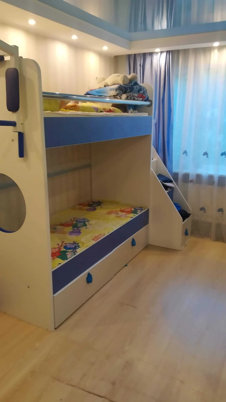 Продається 2-кімнатна квартира, район "П.Поле", метро "23 Серпня", 51б
