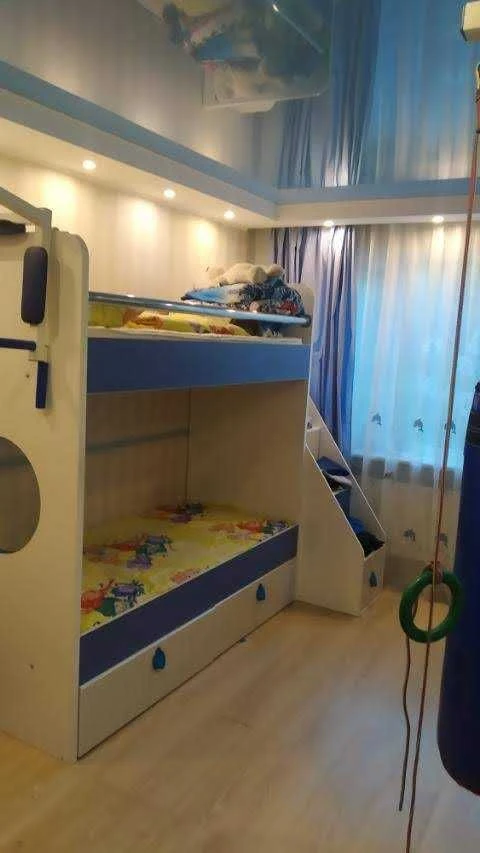 Продається 2-кімнатна квартира, район "П.Поле", метро "23 Серпня", 51б