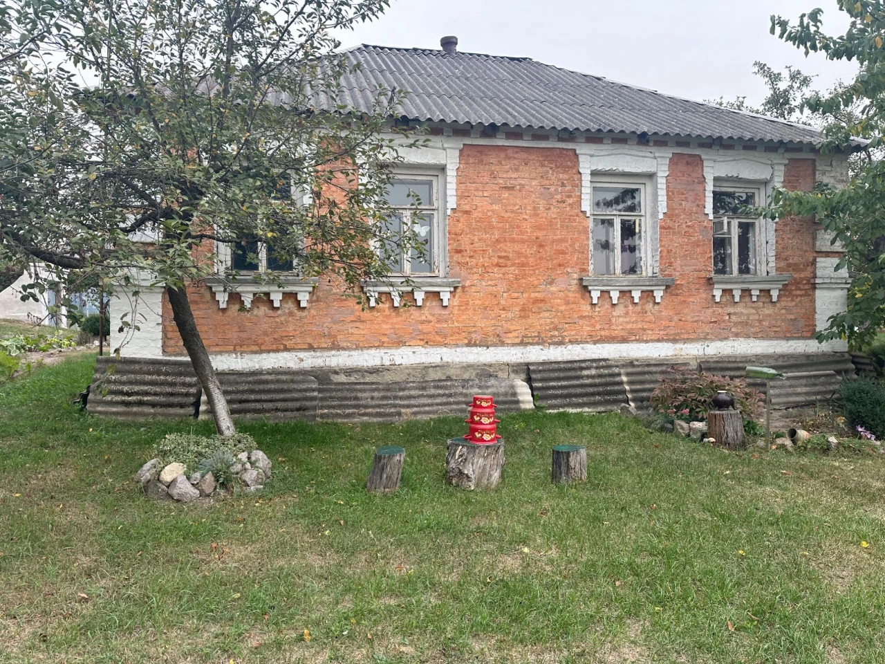 Цегляний будинок з прибудовою, підвалом, гаражем та літньою