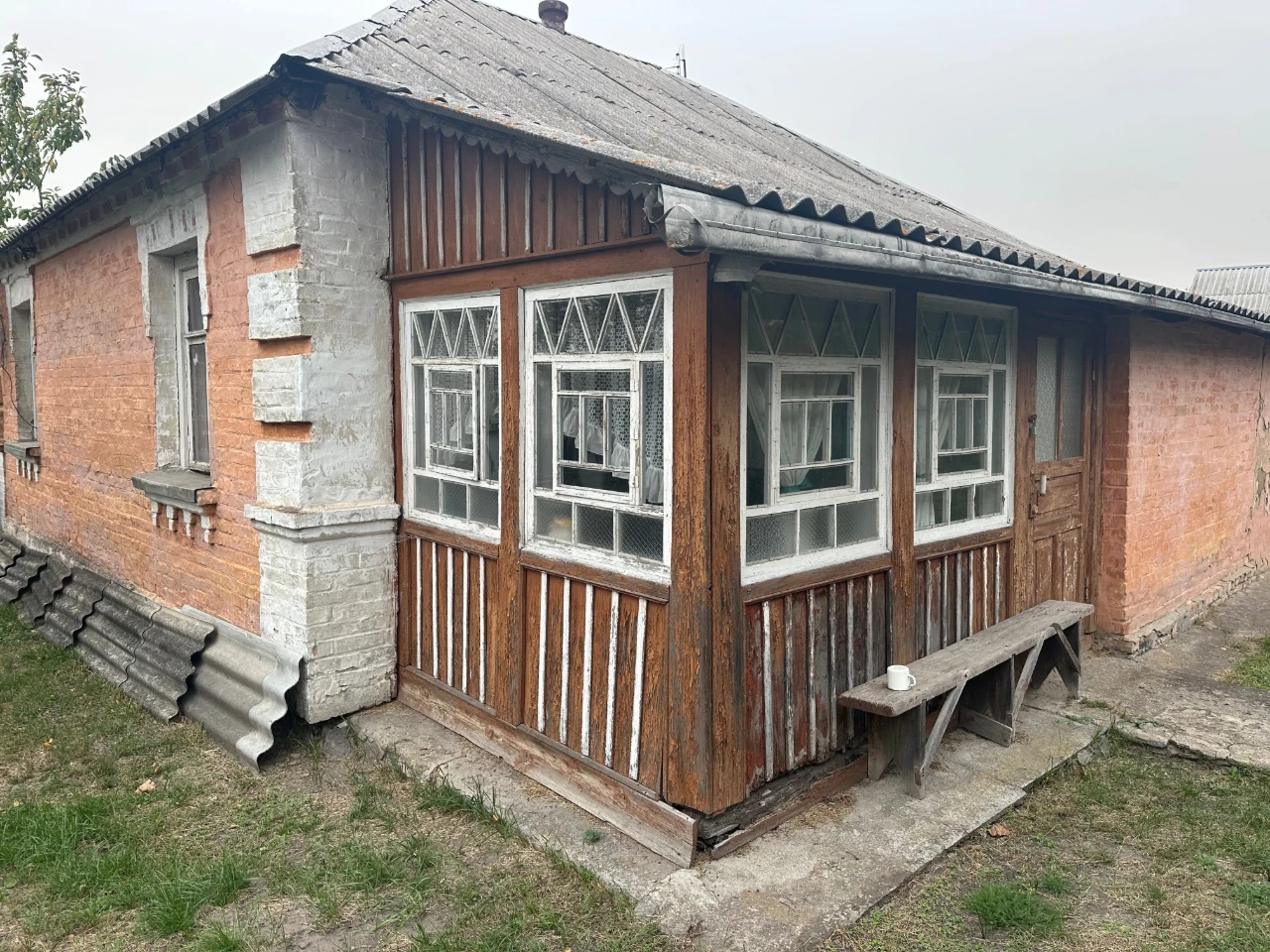 Цегляний будинок з прибудовою, підвалом, гаражем та літньою