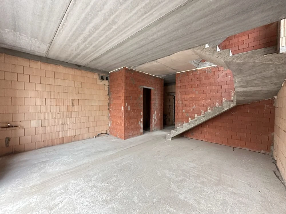 Duplex with gas and large plot. Ready. Central Park
