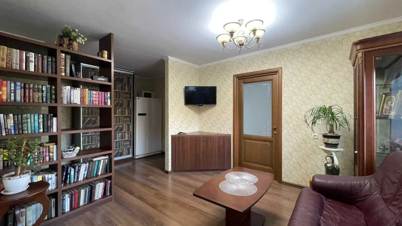 Продам 3к. квартиру на вул. Докова / Великий Фонтан / 5ст. В