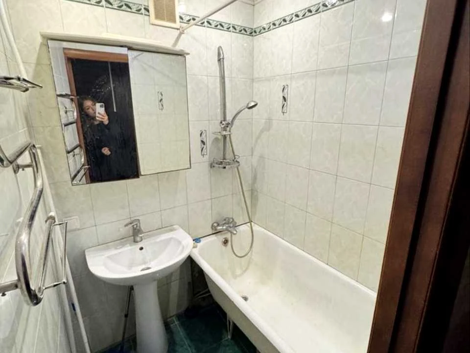 Apartment. Dnipro, residential area Topola-1, street.