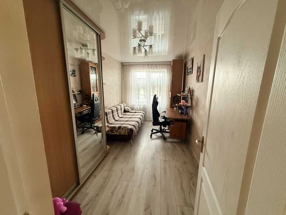 Продається 4-кімнатна квартира з ремонтом, меблями, на вул. Квартальній
