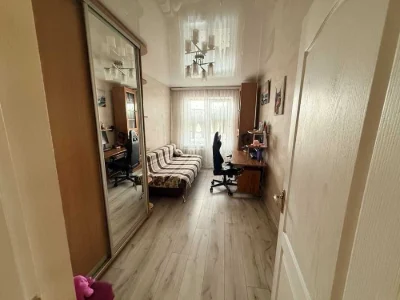 Продається 4-кімнатна квартира з ремонтом, меблями, на вул. Квартальній