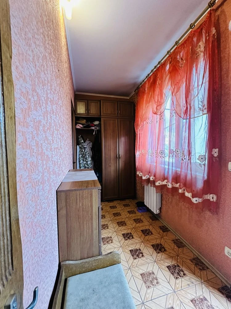 Продаж затишного приватного будинку з каміном та гостьовим будинком