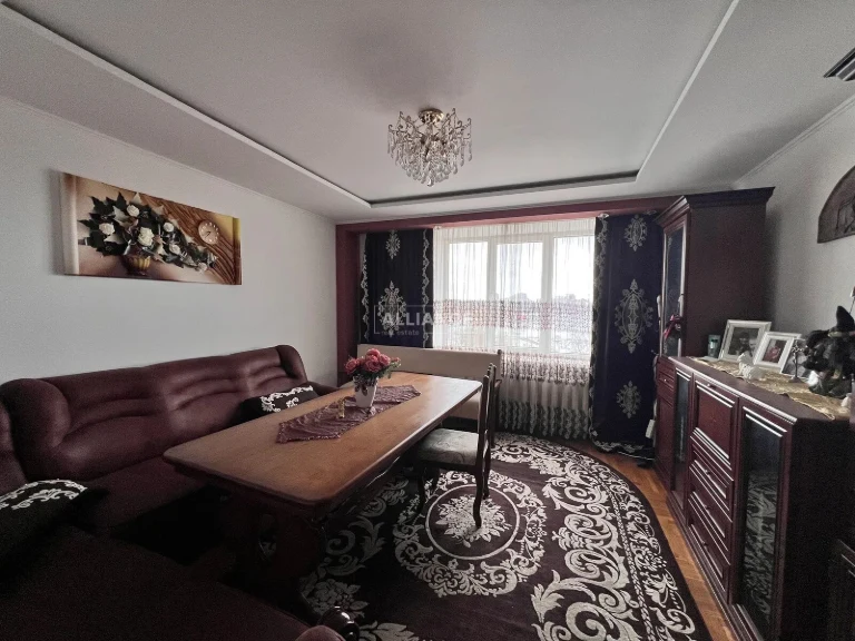 3-bedroom apartment near the city lake – space, view and