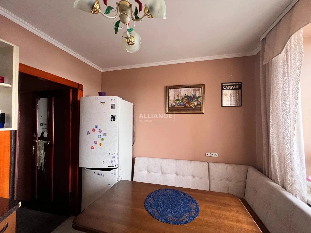 3-кімнатна квартира біля міського озера — простір, краєвид і