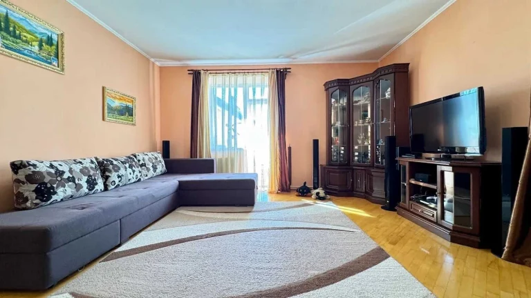 Продаж 3-кімнатної квартири +Гараж. клубного типу.