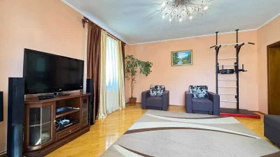 Sale of a 3-room apartment + Garage. Building of club type.