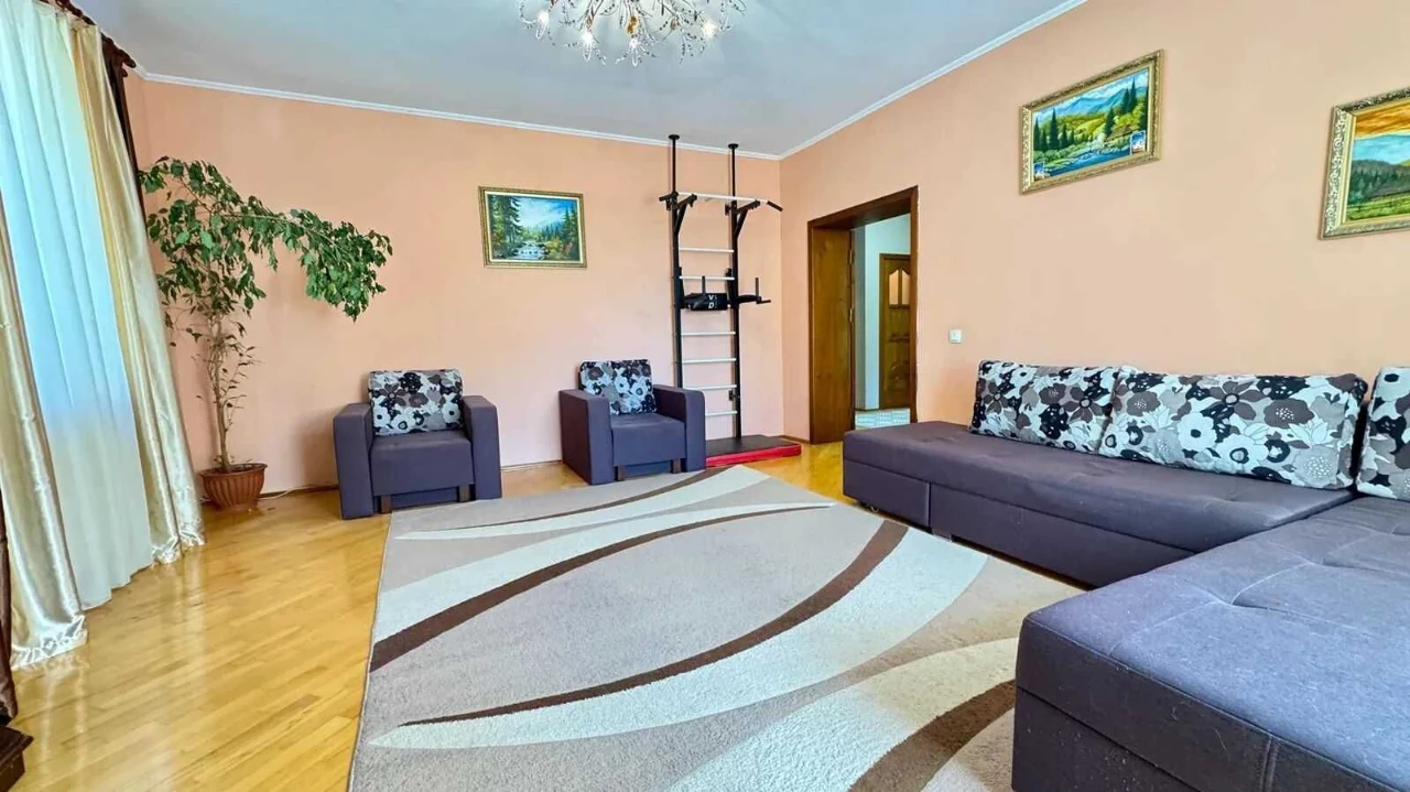 Sale of a 3-room apartment + Garage. Building of club type.