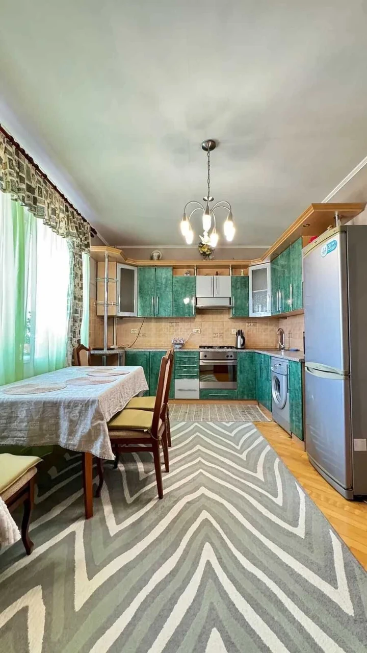 Sale of a 3-room apartment + Garage. Building of club type.
