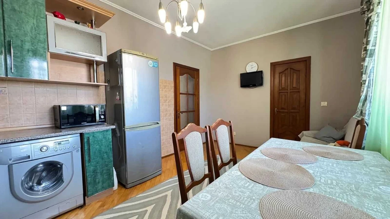 Sale of a 3-room apartment + Garage. Building of club type.