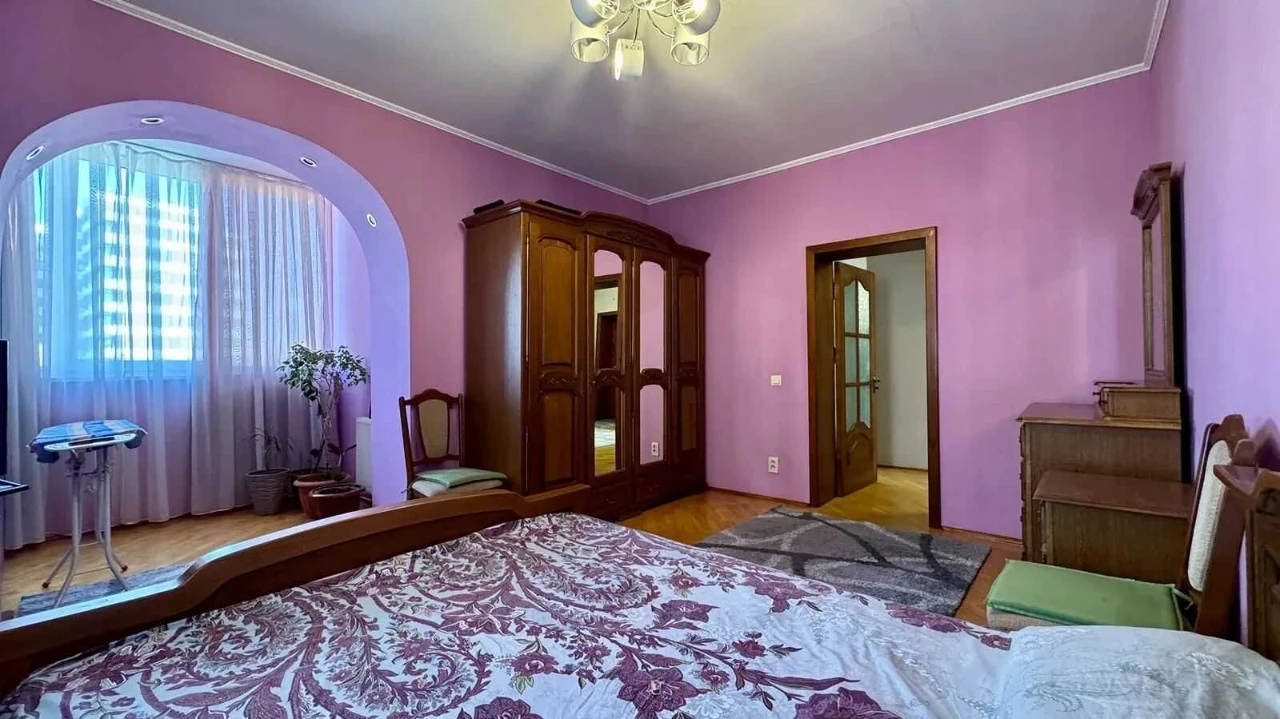 Sale of a 3-room apartment + Garage. Building of club type.