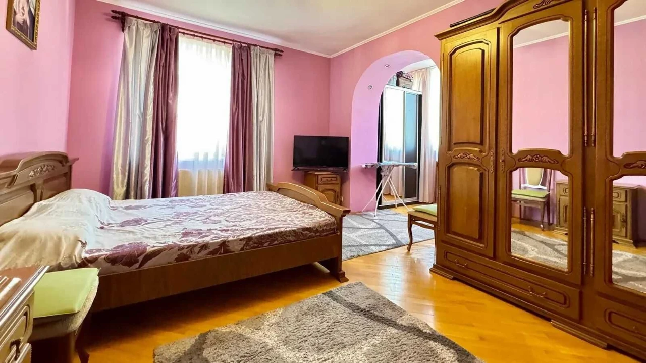 Sale of a 3-room apartment + Garage. Building of club type.