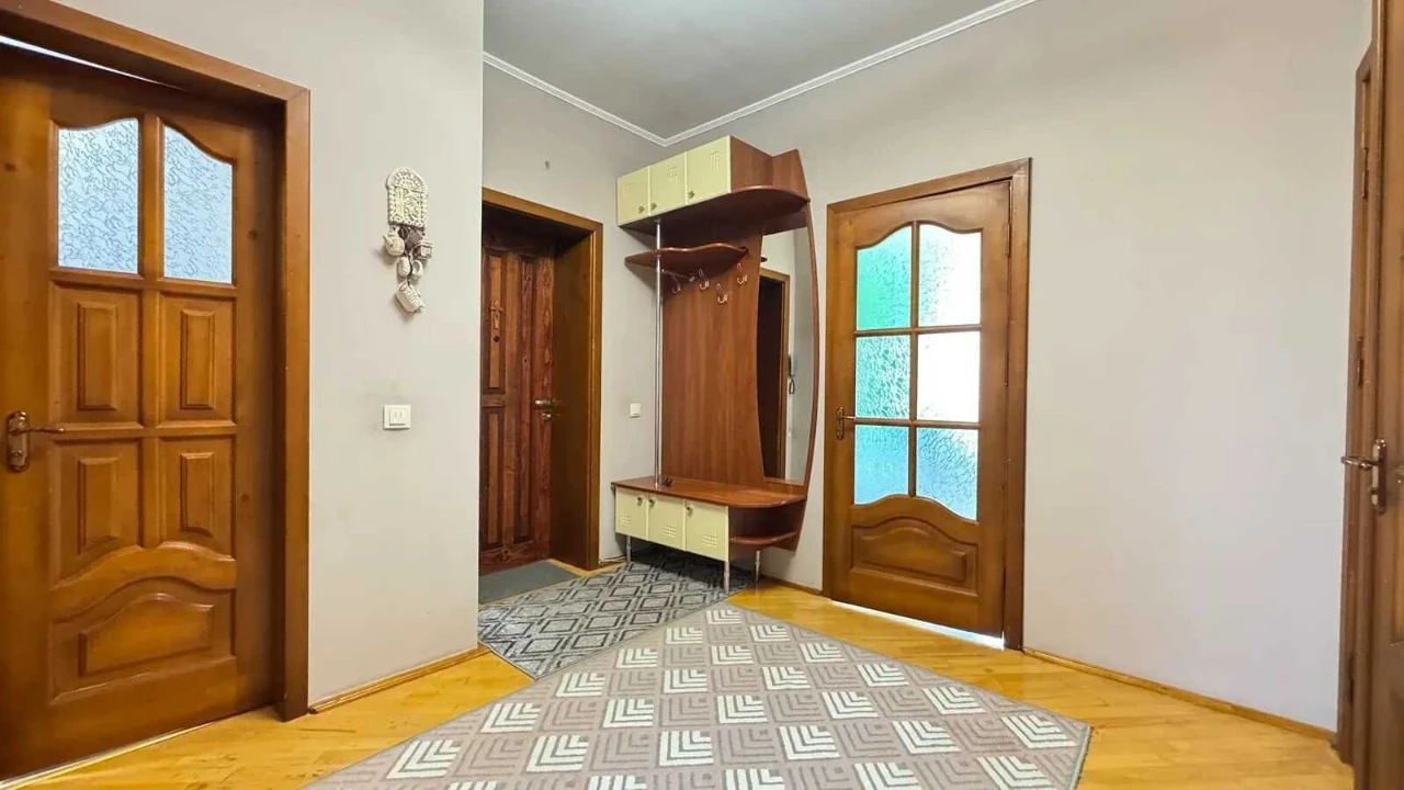 Sale of a 3-room apartment + Garage. Building of club type.