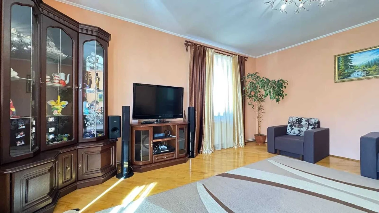 Sale of a 3-room apartment + Garage. Building of club type.