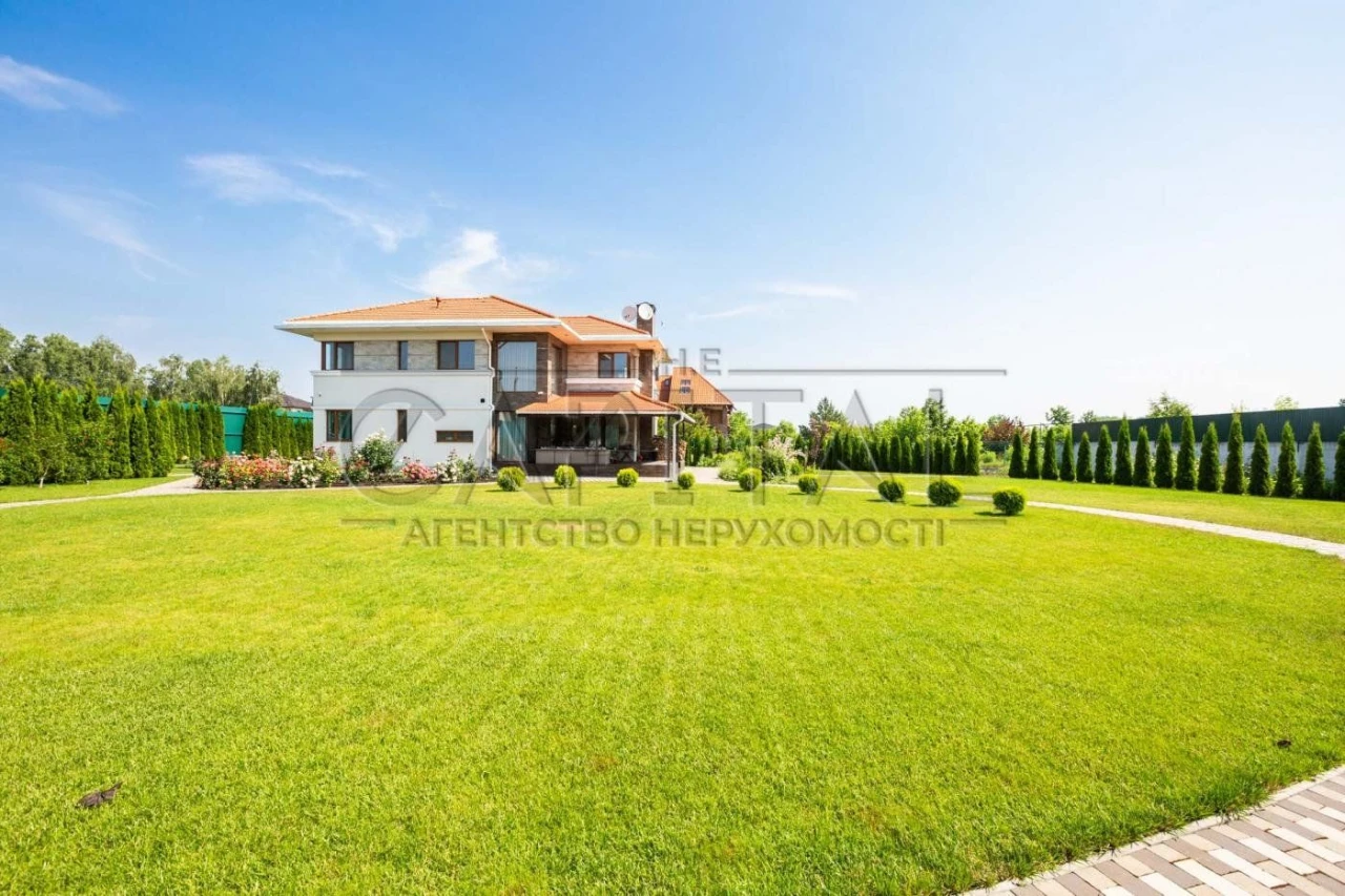 4 rooms house, 212 m² in Fastov