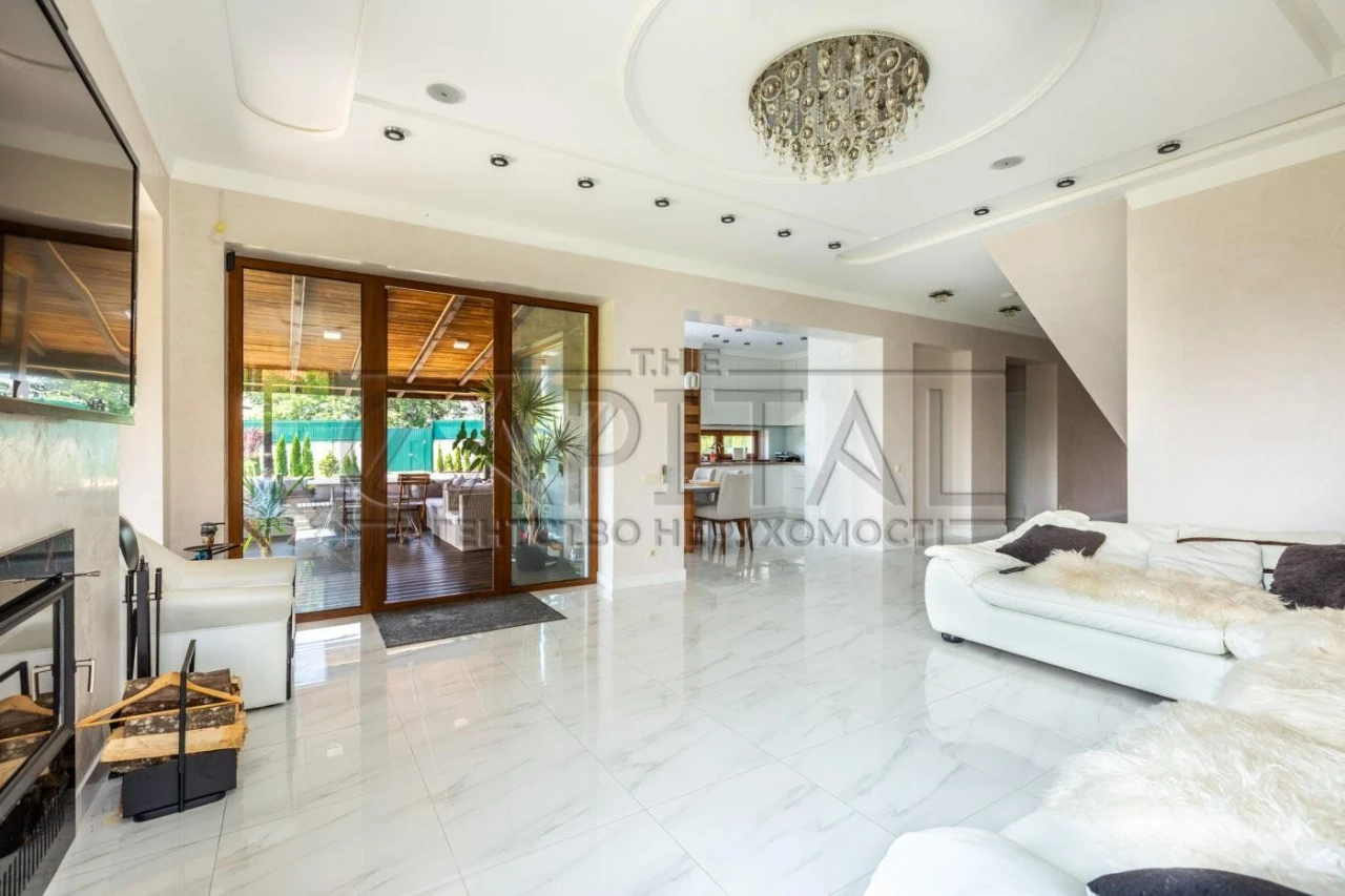 4 rooms house, 212 m² in Fastov