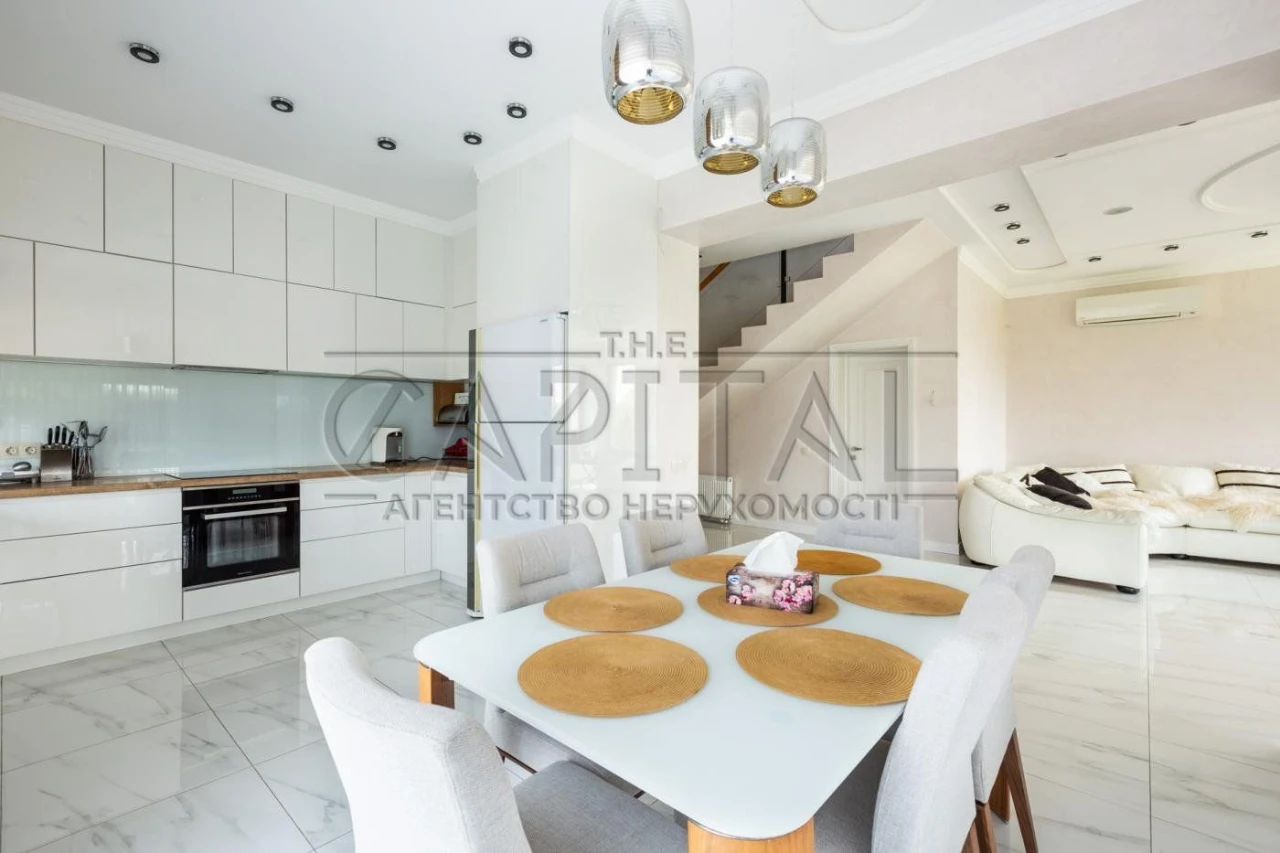 4 rooms house, 212 m² in Fastov