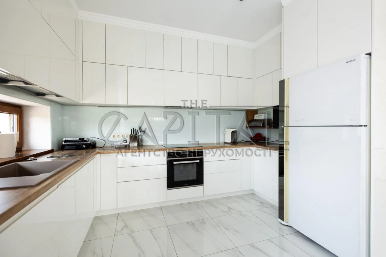 4 rooms house, 212 m² in Fastov