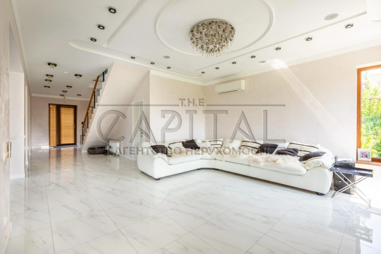 4 rooms house, 212 m² in Fastov