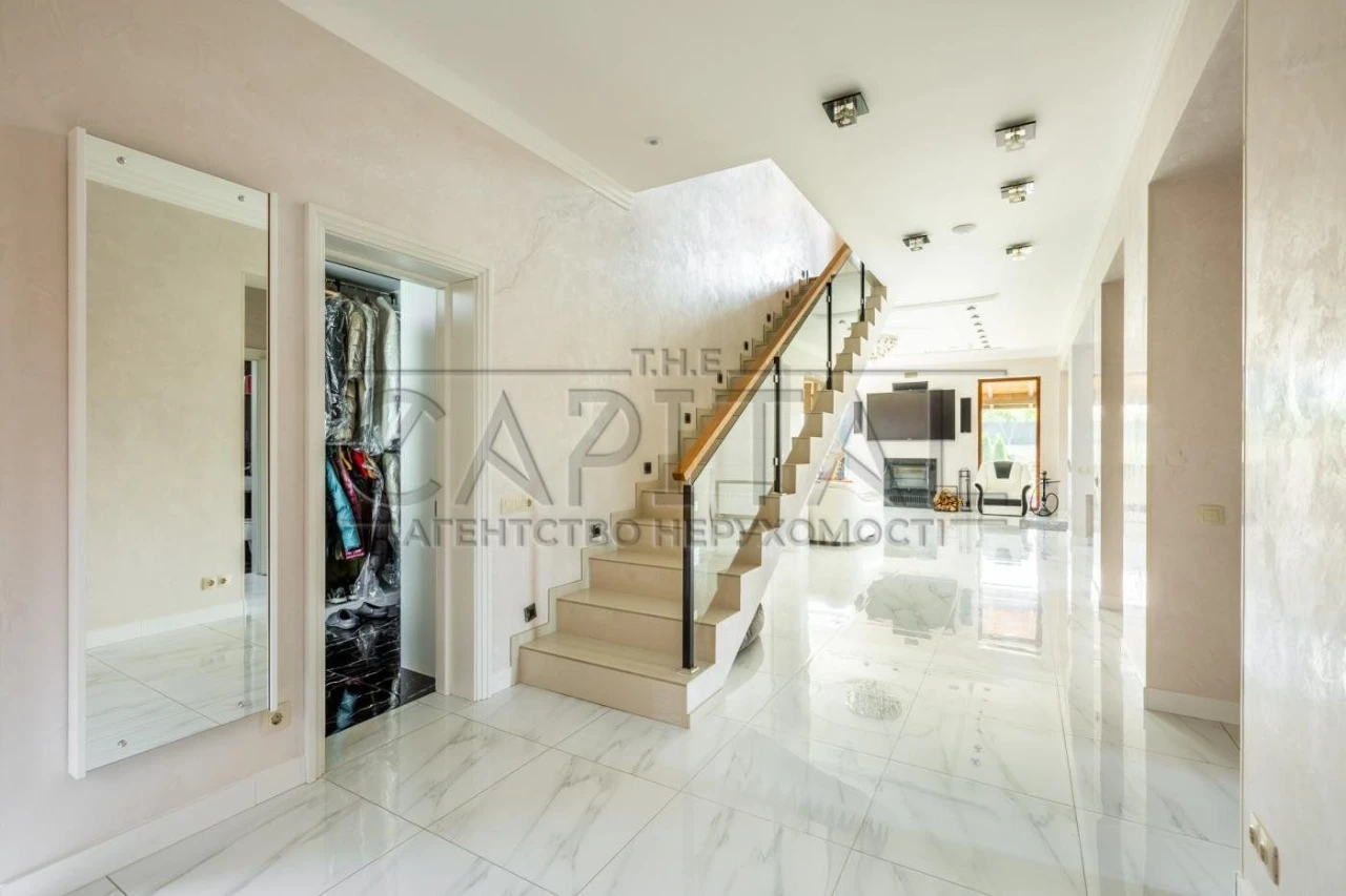 4 rooms house, 212 m² in Fastov