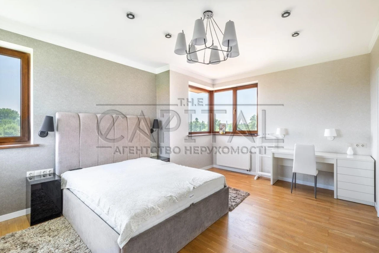 4 rooms house, 212 m² in Fastov