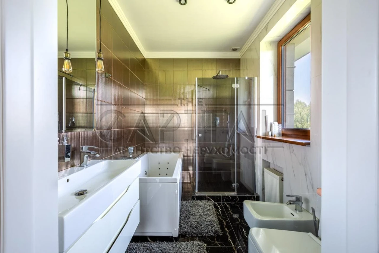 4 rooms house, 212 m² in Fastov