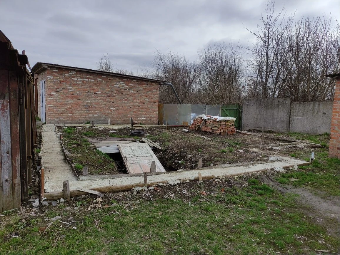 Продам участок під гараж
