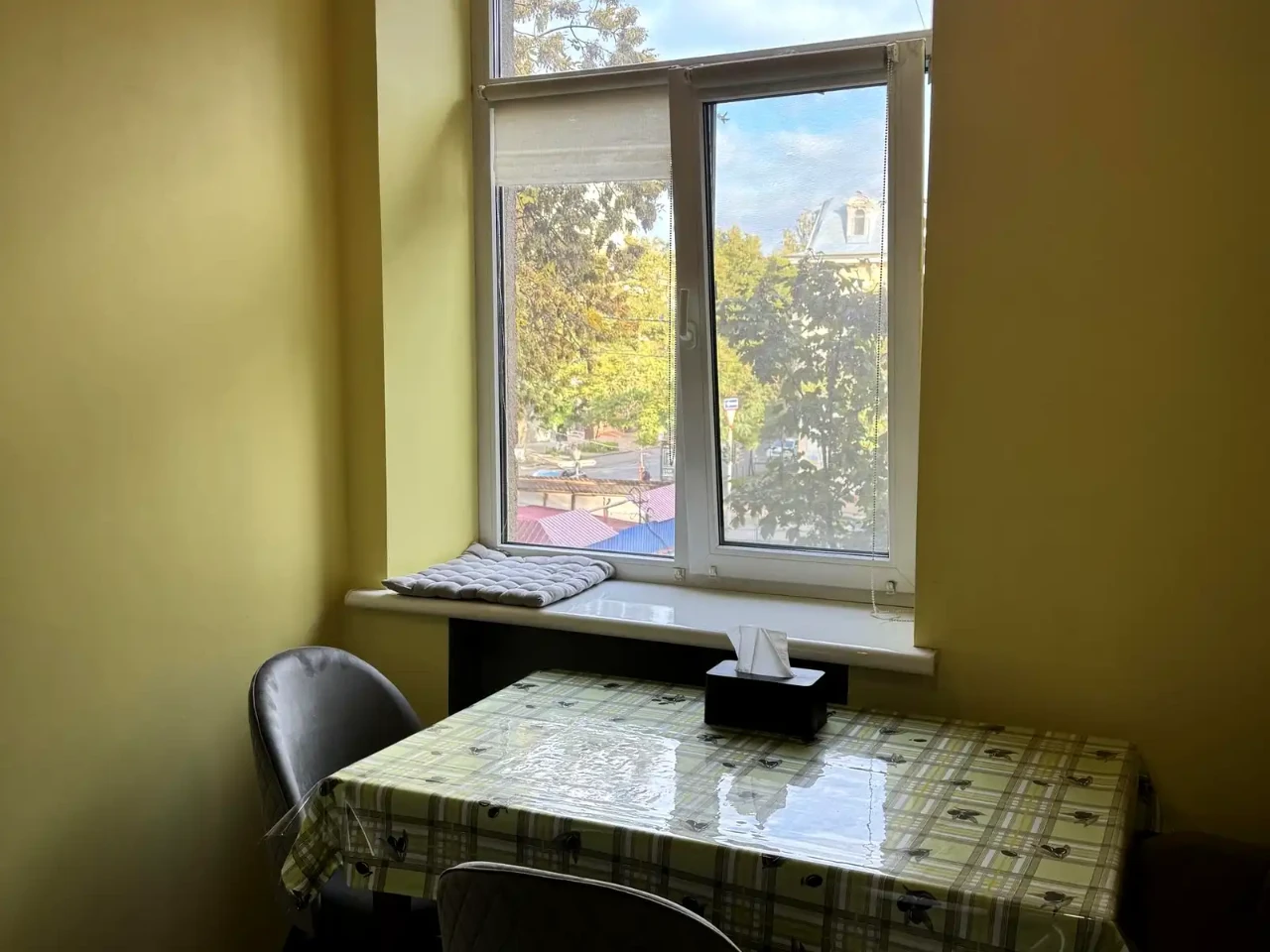 Оренда квартири 2-кімн. 52 м² 2/5 пов.