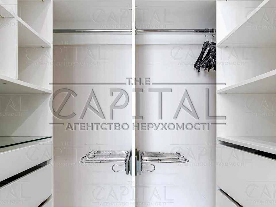 Apartment. Дніprovska naberezna, вул.