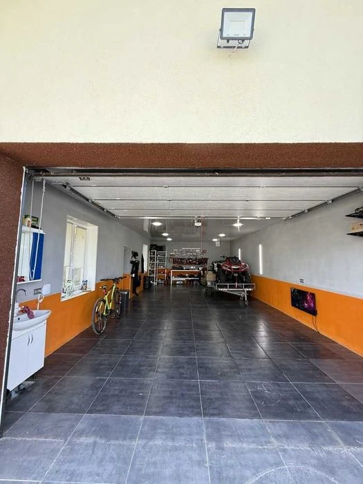 Просторий будинок 130 м² біля річки, гараж на 2 авто, 13 сот