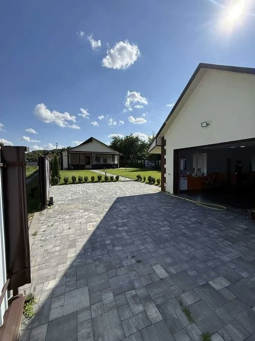 Просторий будинок 130 м² біля річки, гараж на 2 авто, 13 сот