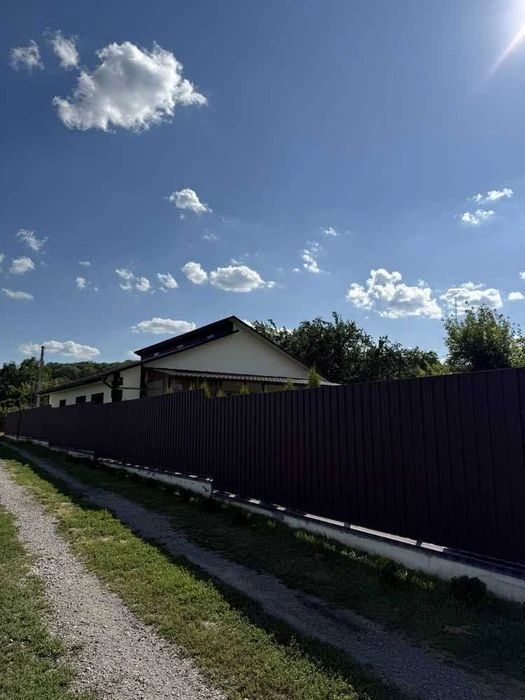 Просторий будинок 130 м² біля річки, гараж на 2 авто, 13 сот
